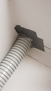 Čmeláci PLUS - Trubice (vstupní chodba v úlku), detail utěsnění průchodu trubice korpusem úlku