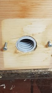 Čmeláci PLUS - Trubice (vstupní chodba v úlku), detail zaříznutí průchodu trubice korpusem úlku