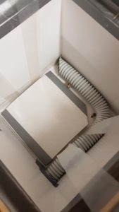 Čmeláci PLUS - Čmeláčí výtah je na závěsech spuštěn do úlku