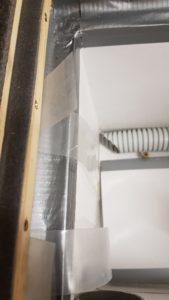 Čmeláci PLUS - Čmeláčí výtah - závěsy jsou přichyceny připínáčky do stěny korpusu úlku