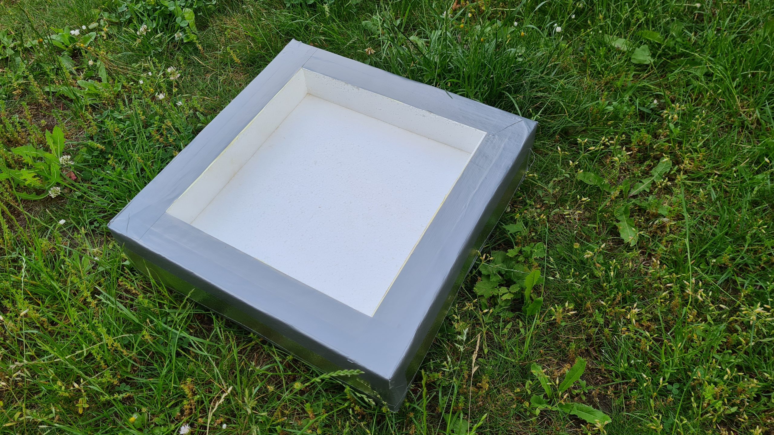 Čmeláci PLUS - Chladicí rámeček z polystyrenu - jednoduchá varianta obložená Irelonem s hliníkovou fólií