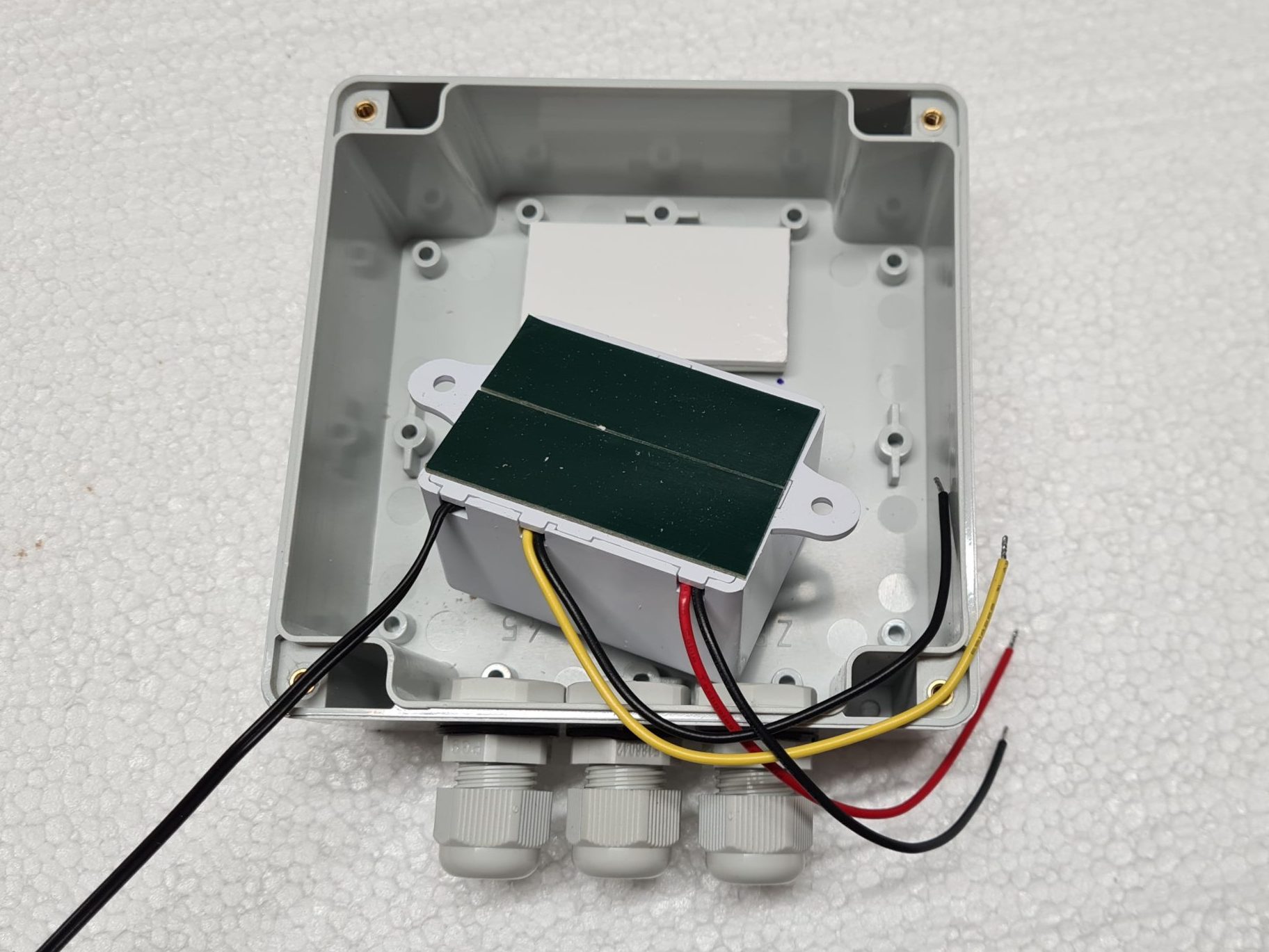 Čmeláci PLUS - Spodní strana termostatu s oboustrannou lepící páskou - Foto Ondřej Hercog