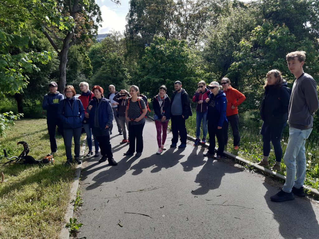 Čmeláci PLUS - Dobrovolnický den ČSOB Praha Radlice - Foto Paulína Jirsová - 2023 05 17 (5)