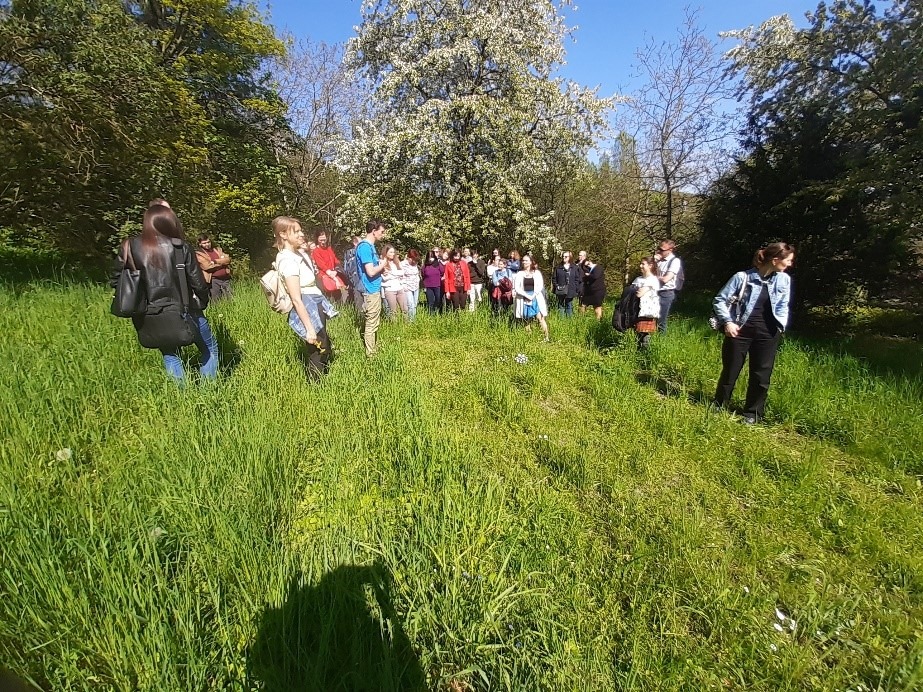 Čmeláci PLUS - Procházka po zahradě banky 3 - Foto Paulína Jirsová - 03 05 2023