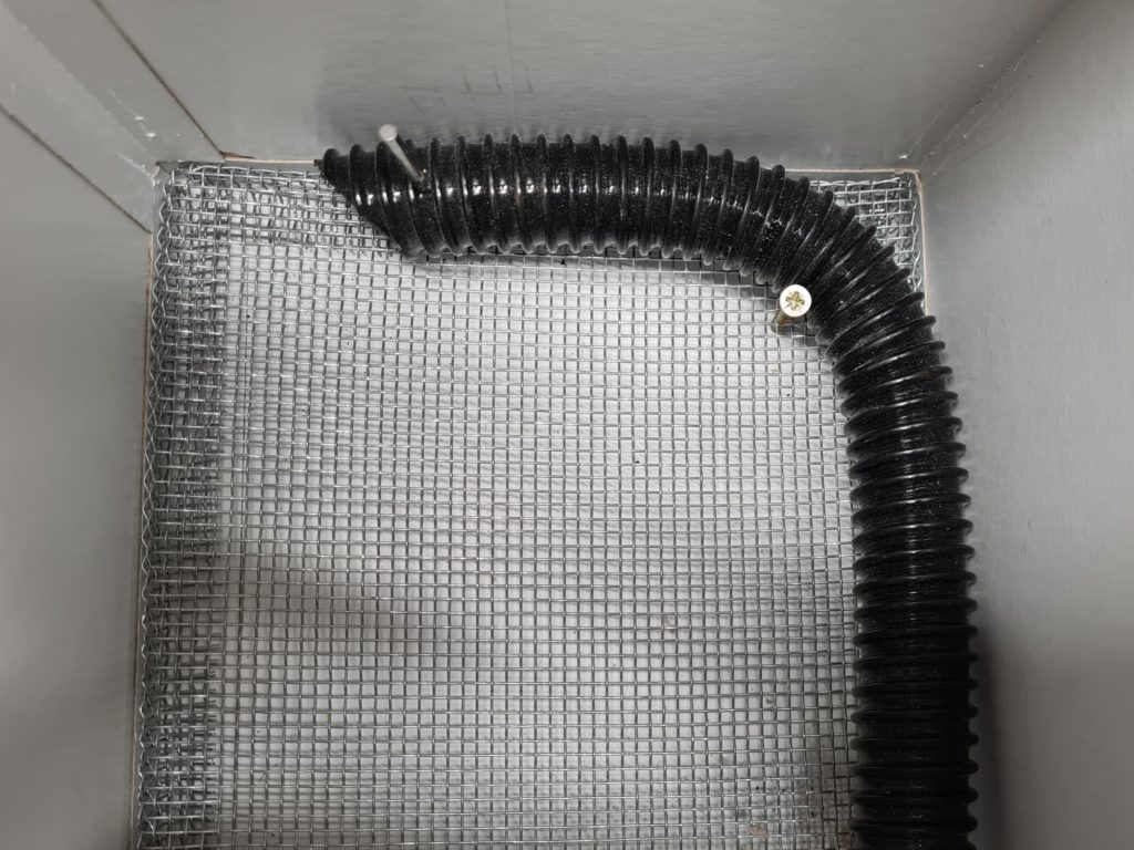 Čmeláci PLUS - Vstupní chodba s hladkou stěnou a s otvory pro odvod kondenzátu ve dně - Montážní pomůcka - Foto Ondřej Hercog 2023