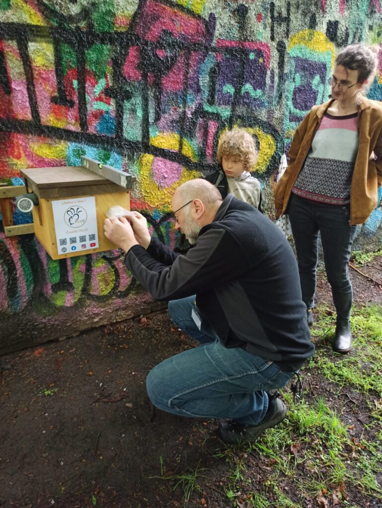 Čmeláci PLUS - Čmeláčí přednáška a přílet na zahradu - Foto Julie Včeláková - 2025 04 24 (10)
