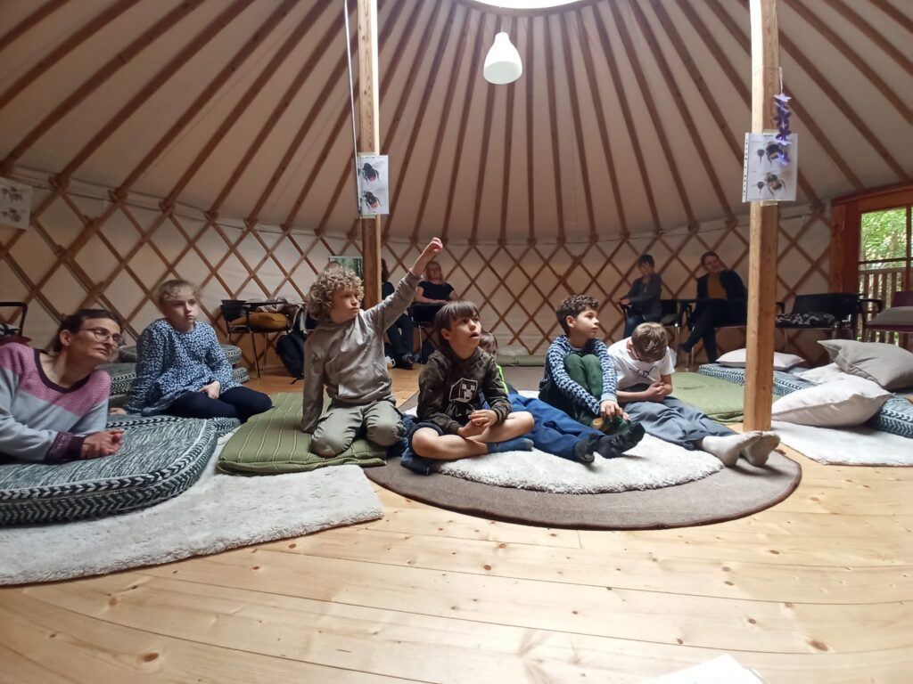 Čmeláci PLUS - Čmeláčí přednáška a přílet na zahradu - Foto Julie Včeláková - 2025 04 24 (2)