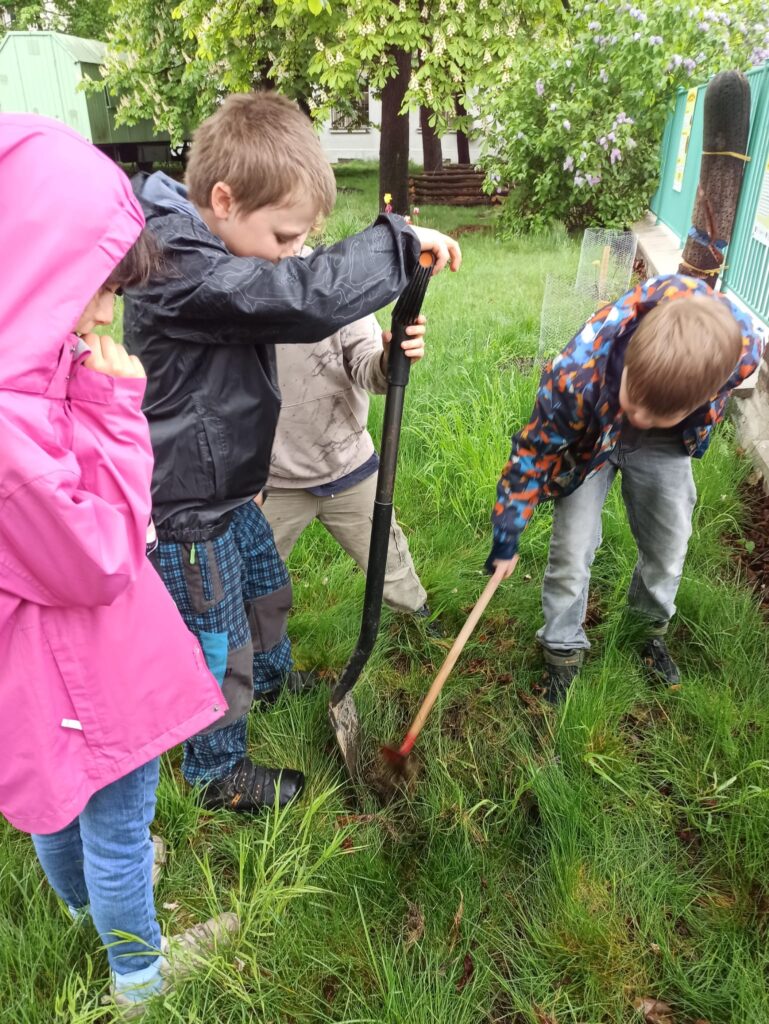 Čmeláci PLUS - Práce na zahradě pokračují - Foto Julie Včeláková 2025 04 24 (2)