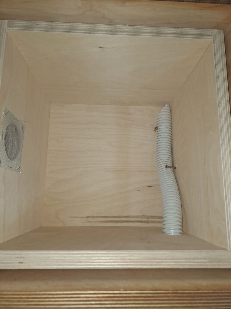 meláci PLUS - Chodba v komečně dostupném úlku - Foto Jakub Černý